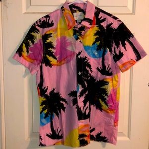 Nice palm tree shirt with multiple colors perfect for a beach day